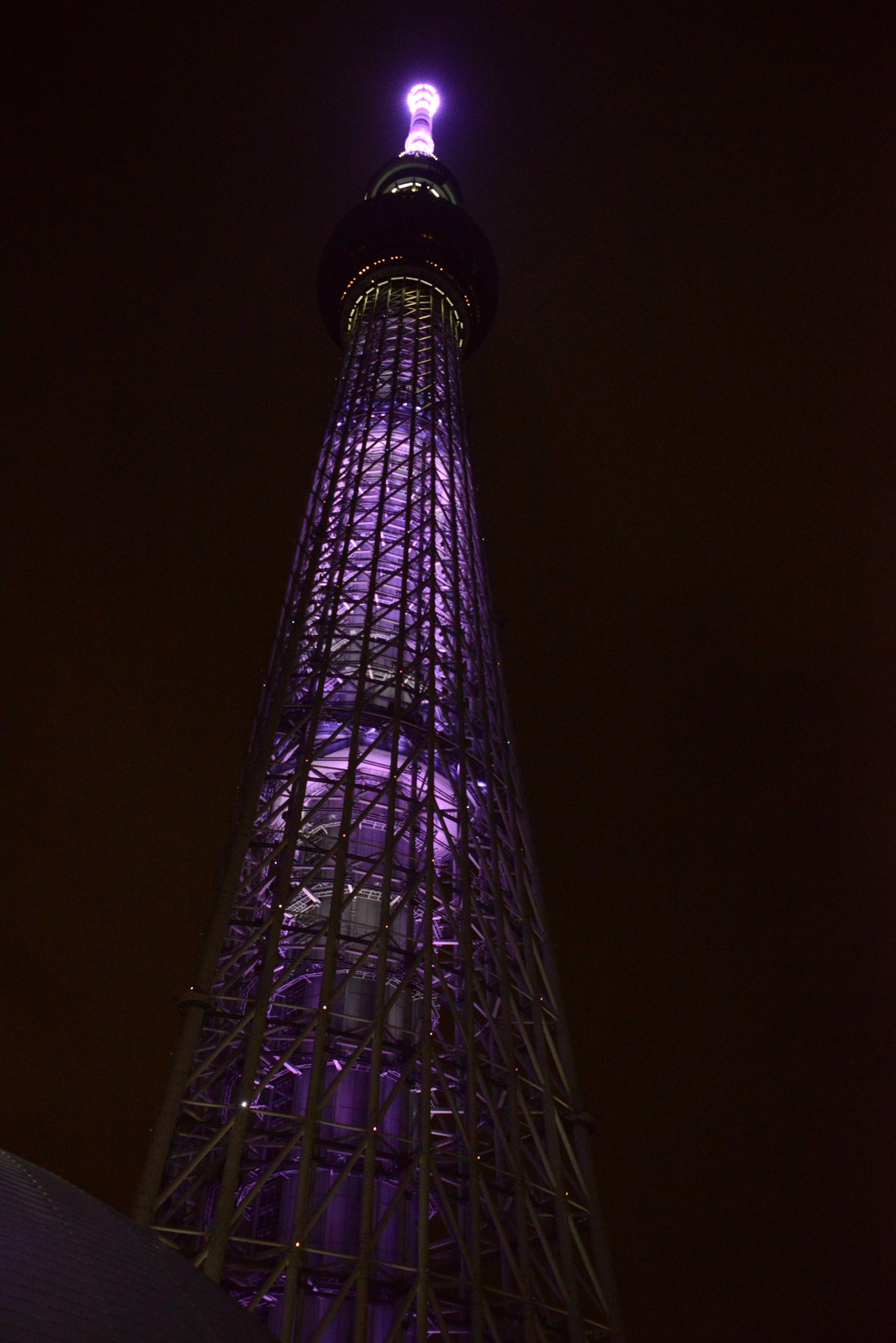 「この恋あたためますか」スペシャルカラーにライトアップされたスカイツリー。