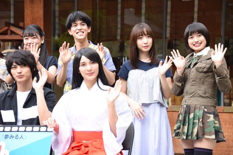 前列左から神尾楓珠、秋元才加。後列左から藤谷理子、内田倭史、伊織もえ、かざり。