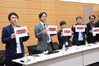 左から西原孝至、馬奈木厳太郎、岩崎ゆう子、北條誠人、諏訪敦彦。