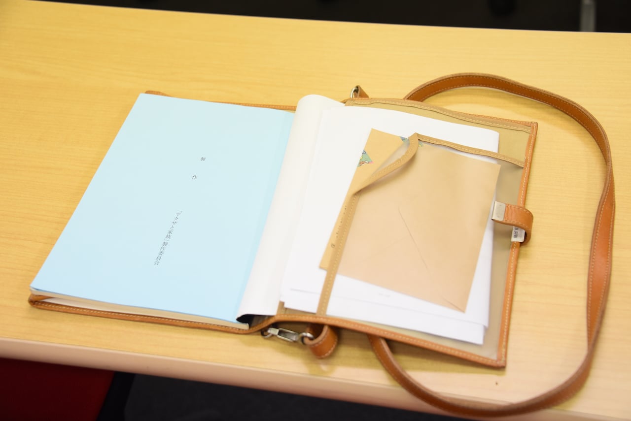 佐藤順子が愛用している脚本・台本カバー。取材時には2021年に公開される「ヤクザと家族 The Family」の脚本が入っていた。