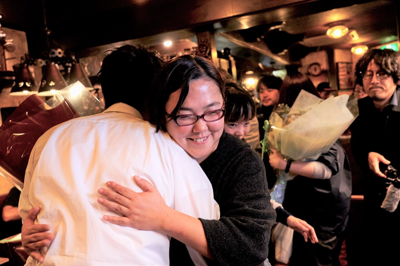 「宮本から君へ」の現場で、池松壮亮とハグをする佐藤順子。