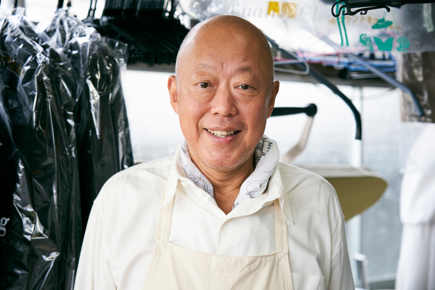 六平直政演じるクリーニング店の店主。