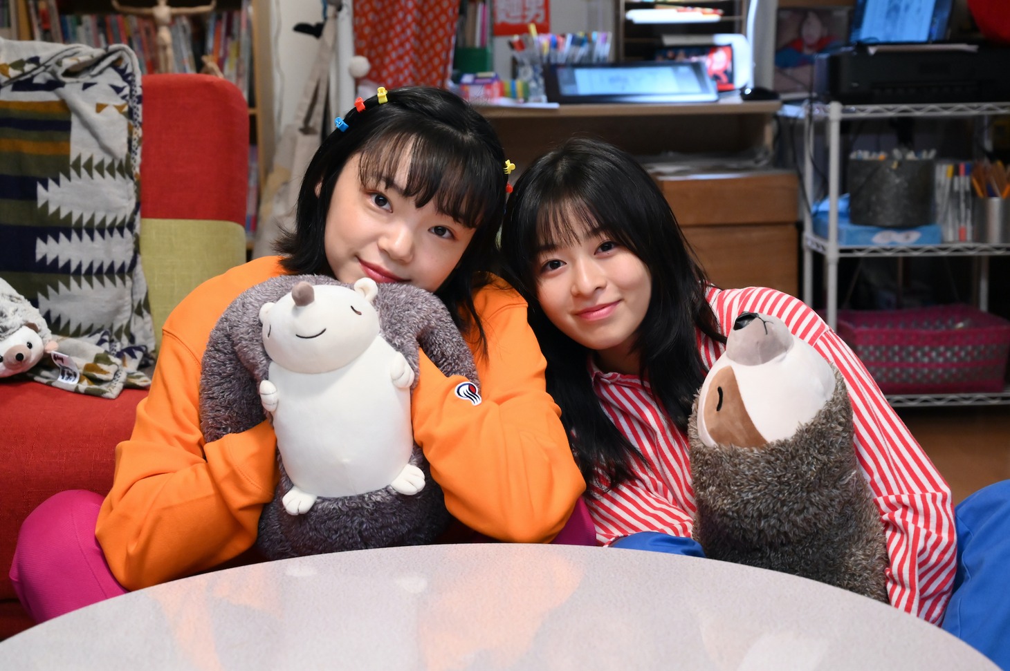 左から古川琴音演じるリ・スーハン、森七菜演じる井上樹木。