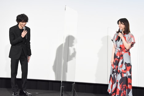 左から横浜流星、吉高由里子。