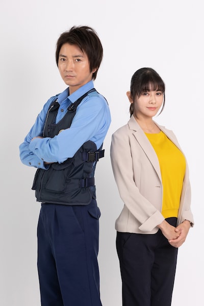 左から藤原竜也演じる嶋田隆平、真木よう子演じる浅村涼子。