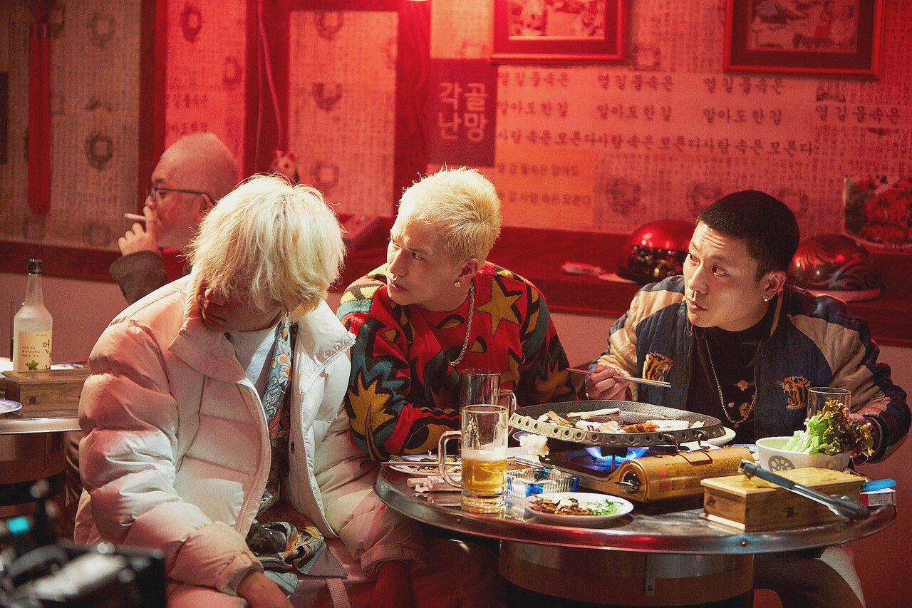 「ヤクザと家族 The Family」より、愛子の店のシーン。(c)2021『ヤクザと家族 The Family』製作委員会