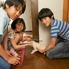 「さくら」子役たちのメイキング写真到着、高橋曽良や佐藤大志が子犬囲む