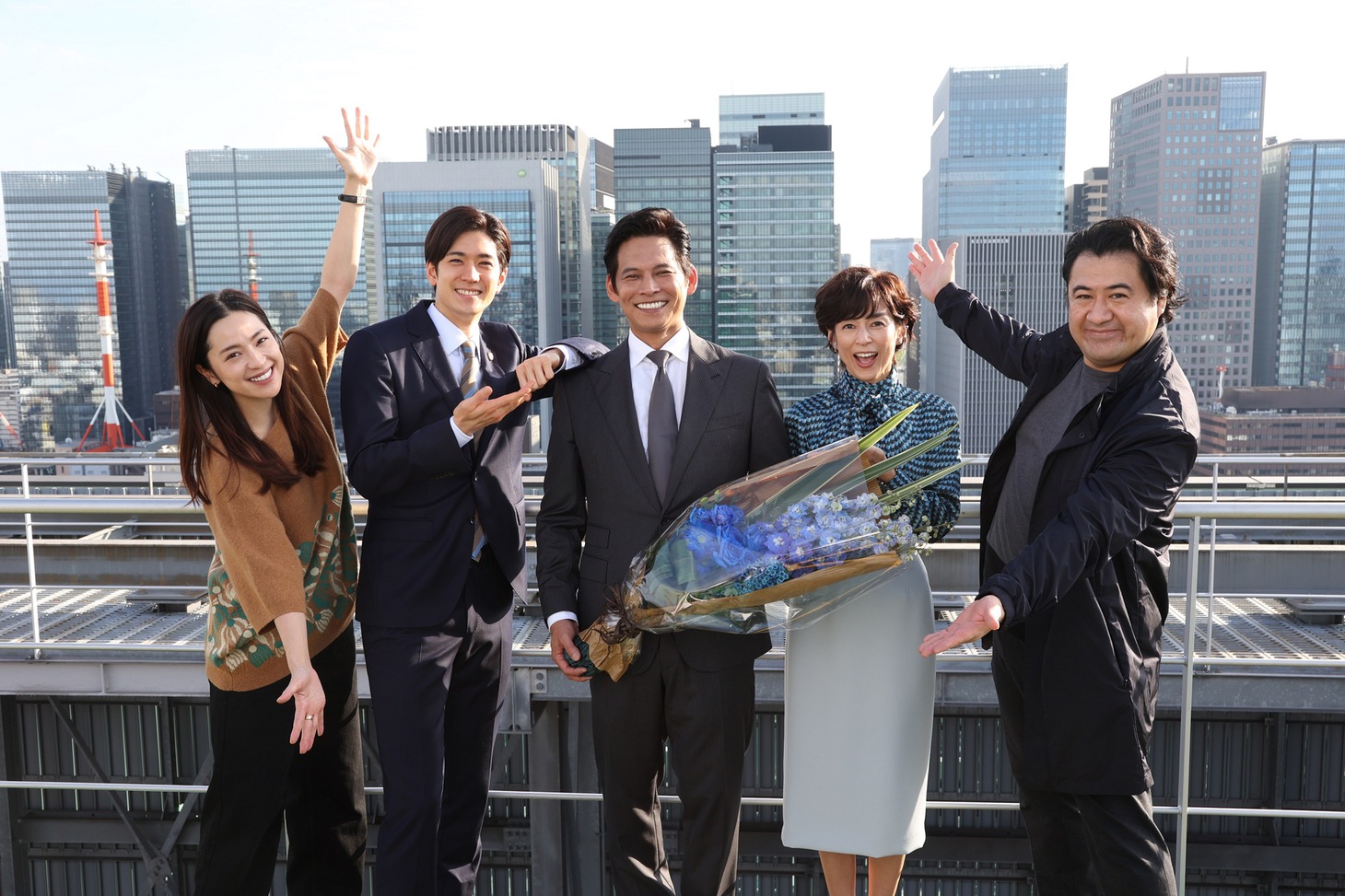 左から中村アン、中島裕翔、織田裕二、鈴木保奈美、小手伸也。