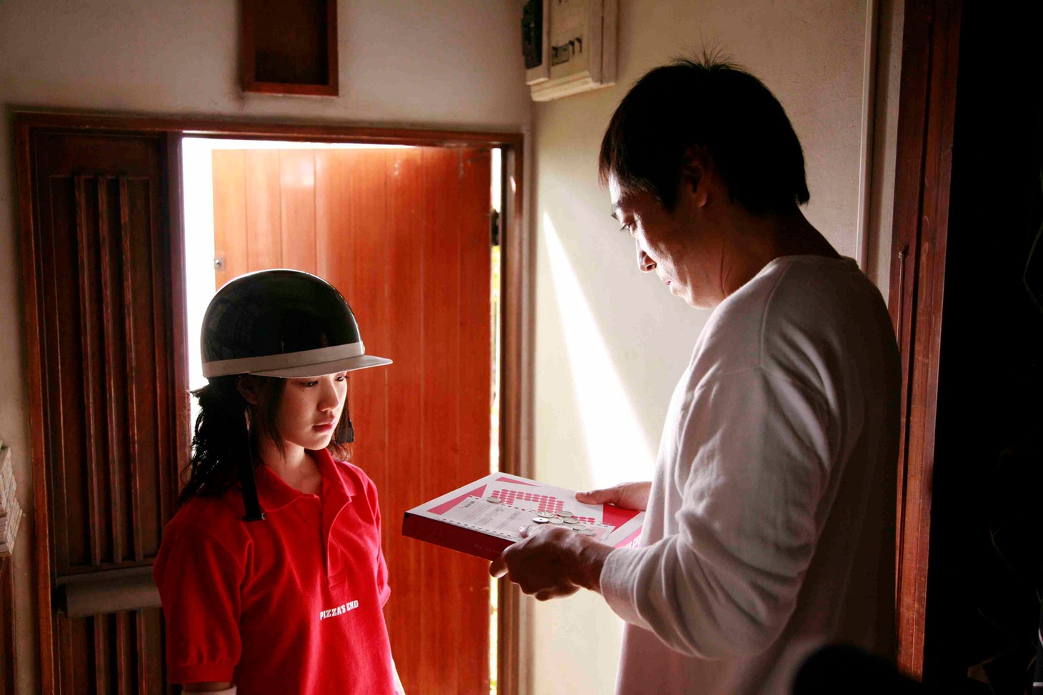 「TOKYO!」より「シェイキング東京」。(c)2008「TOKYO!」