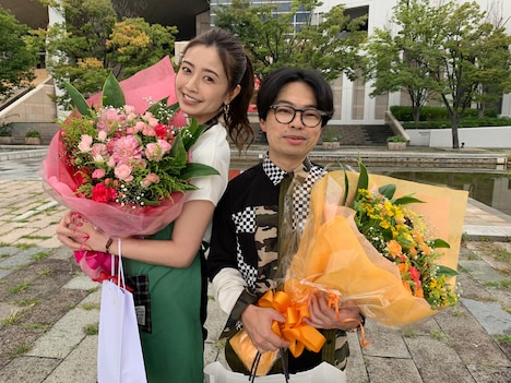 左から片瀬那奈、浜野謙太。
