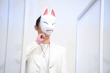 白虎のお面を着ける窪塚洋介。