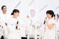 松本穂香（右）の下がり眉について、“グー”と評価する奈緒（左）。