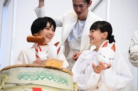 左から松本穂香、奈緒。