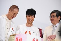 鏡開きの様子。左から角川春樹、藤井隆、石坂浩二。
