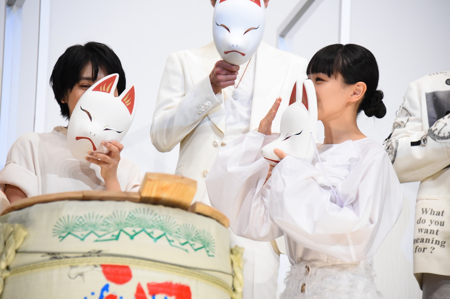 マスクの代わりに白虎のお面で感染予防する松本穂香（左）と奈緒（右）。