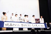 俳句を披露する角川春樹（前列右端）。