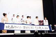 俳句を披露する角川春樹（前列右端）。