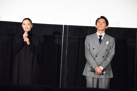 左から蒼井優、高橋一生。