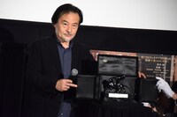 黒沢清と銀獅子賞のトロフィー。