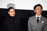 左から蒼井優、高橋一生。