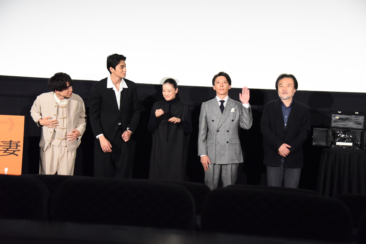 ほかのキャストよりもワンテンポ遅れて手を振り始めた高橋一生（右から2番目）。