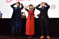 左から“鬼ポーズ”を決める板垣瑞生、井頭愛海、瀧川元気。