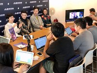 記者会見の様子。