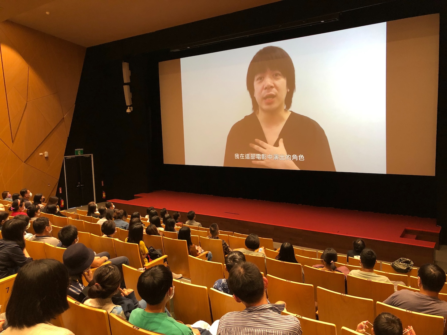 スクリーンに映し出される峯田和伸。