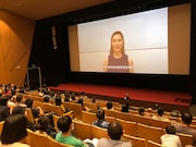 スクリーンに映し出される橋本マナミ。