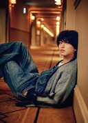 「横浜流星カレンダー2021」より、「洋」テーマ収録カット。