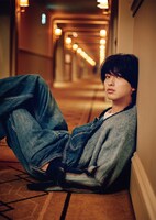 「横浜流星カレンダー2021」より、「洋」テーマ収録カット。