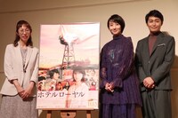 左から桜木紫乃、波瑠、安田顕。