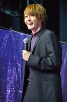 加藤雅也に自身の透明感を力説されて、照れる犬飼貴丈。