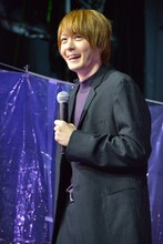 加藤雅也に自身の透明感を力説されて、照れる犬飼貴丈。