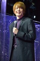 加藤雅也に自身の透明感を力説されて、照れる犬飼貴丈。