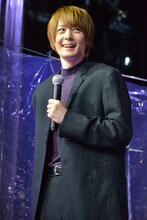 加藤雅也に自身の透明感を力説されて、照れる犬飼貴丈。