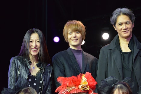 左から矢沢ようこ、犬飼貴丈、加藤雅也。