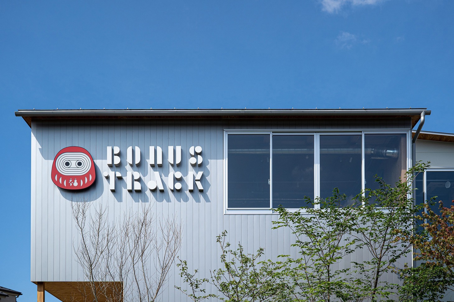 BONUS TRACKの外観。