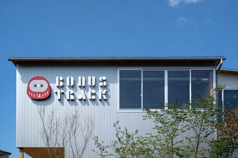 BONUS TRACKの外観。