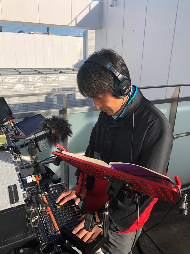 撮影現場での反町憲人。