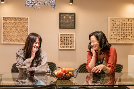 「空に住む」より、多部未華子演じる小早川直実（左）と美村里江演じる小早川明日子（右）。