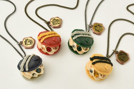 金曜ロードシアターのプレゼント企画で当たる「Q-pot. 寮モチーフマカロンネックレス」。