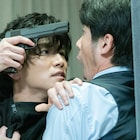 岩田剛典が暗闇の中から「おかえり」、「名も無き世界のエンドロール」新映像公開