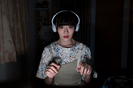 映画「真･鮫島事件」より、主人公の同級生・鈴を演じる鶴見萌（虹のコンキスタドール）。(c)2020「真・鮫島事件」製作委員会