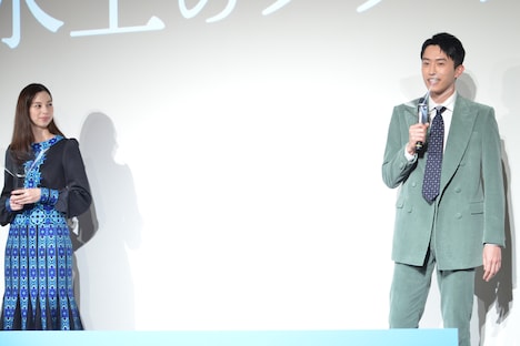 左から中条あやみ、杉野遥亮。