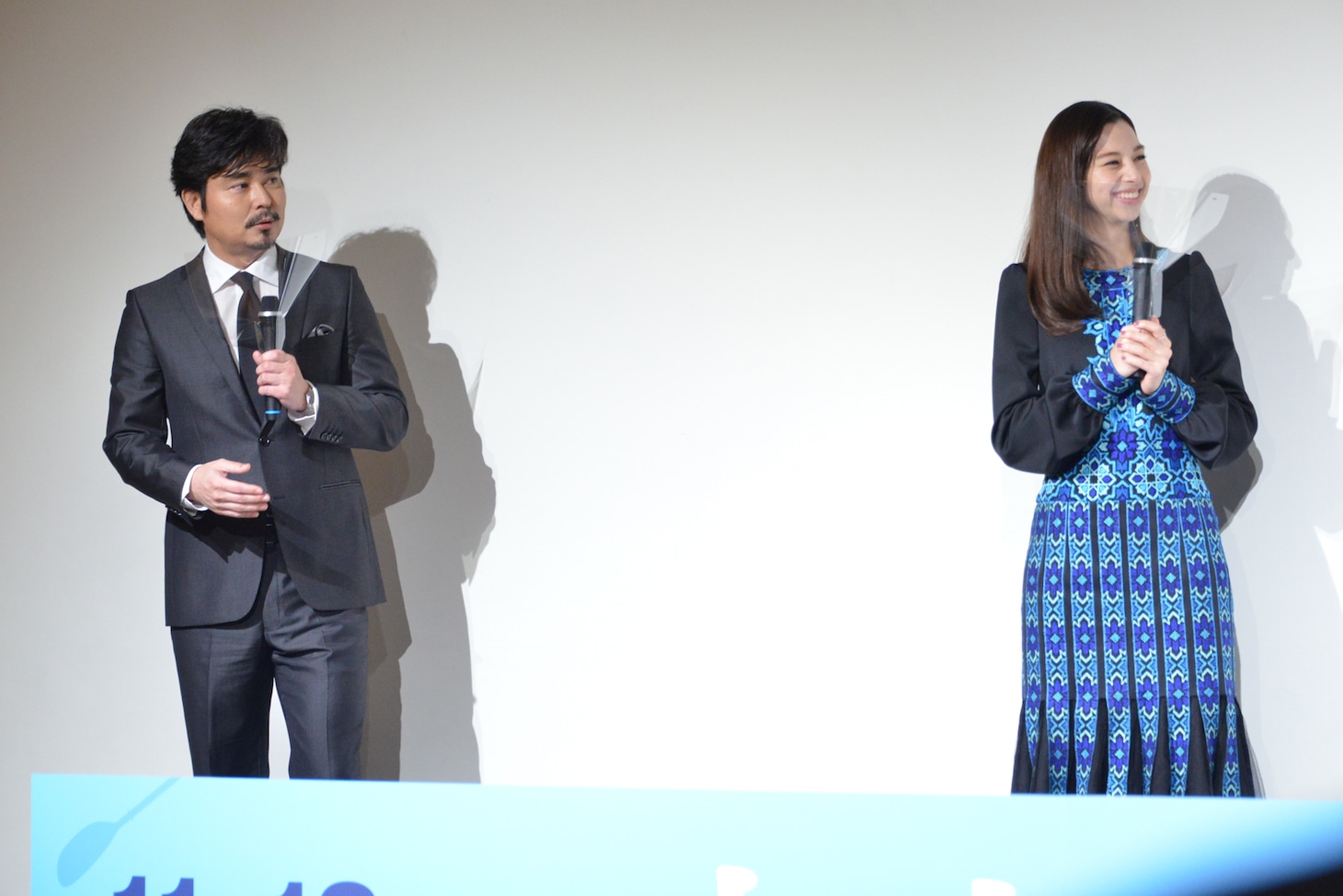 左から小澤征悦、中条あやみ。