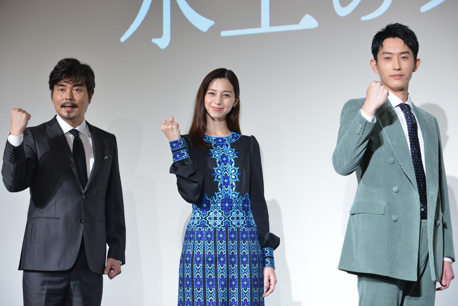 「水上のフライト」完成報告イベントの様子。左から小澤征悦、中条あやみ、杉野遥亮。