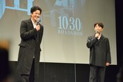 左から小栗旬、星野源。
