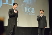 左から小栗旬、星野源。