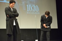 左から小栗旬、星野源。